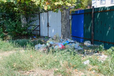 Novorossiysk, Rusya - 06 Ağustos 2018: Kararsız plaja yakın Novorossiysk şehir içinde çöp yığını.