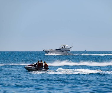 Novorossiysk, Rusya - 06 Ağustos 2018: Motor nakliyesi, kesici, hydrosculator ve deniz tekne.