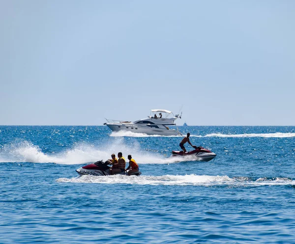 Novorossiysk, Rusya - 06 Ağustos 2018: Motor nakliyesi, kesici, hydrosculator ve deniz tekne.