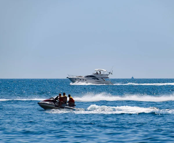 Novorossiysk, Rusya - 06 Ağustos 2018: Motor nakliyesi, kesici, hydrosculator ve deniz tekne.