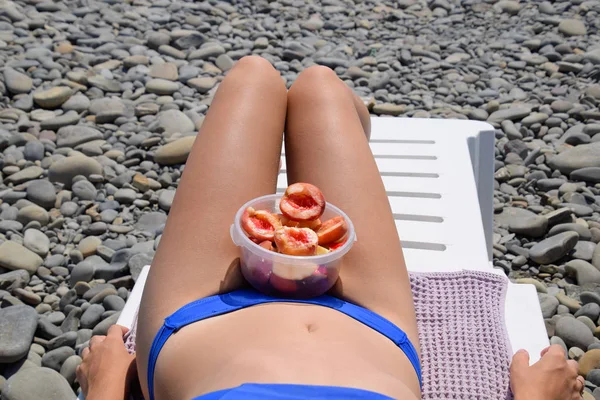 Pêssegos Descascados Uma Xícara Pernas Femininas Praia Férias Beira Mar — Fotografia de Stock