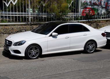 Mercedes araba e serisi şehir yol kenarında park etmiş