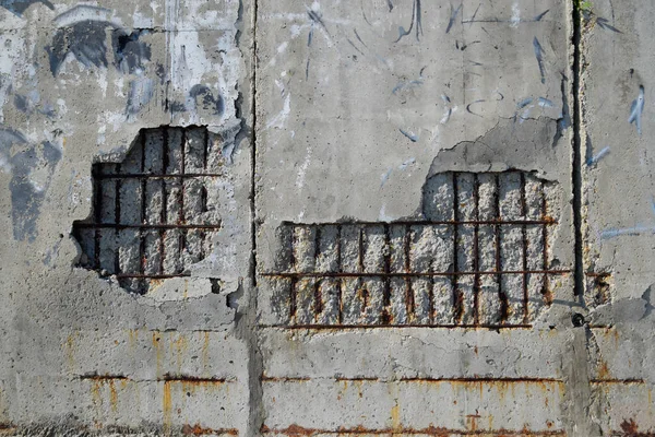 Distruggere muro di cemento armato. cadere da intonaco — Foto Stock