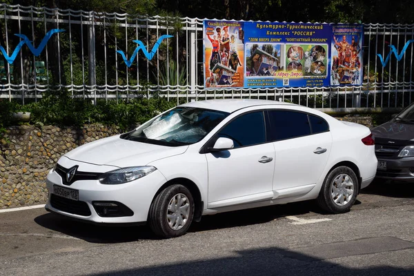 Coche aparcado en la carretera de la ciudad Renault Fluence — Foto de Stock
