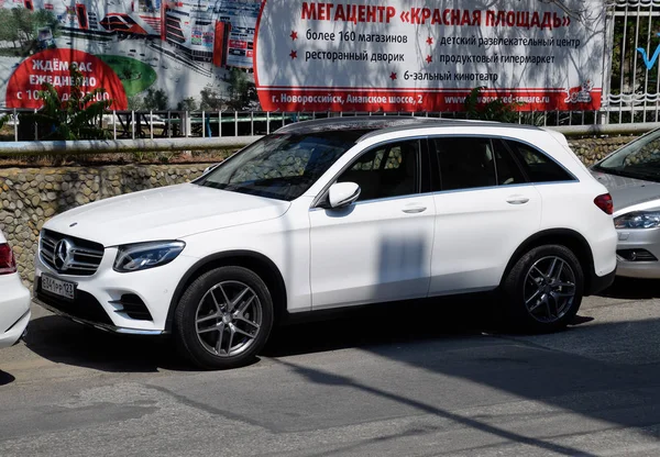 Aparcado en el lado de la carretera de la ciudad Mercedes coche glc clase — Foto de Stock