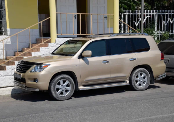 Aparcado en el lado de la carretera de la ciudad coche todoterreno Lexus — Foto de Stock