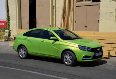 Lada vesta. Açık yeşil renkli. Yol kenarında park etmiş otomatik.