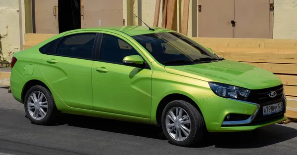 Lada vesta. Warna hijau muda. Mobil diparkir di pinggir jalan . — Stok Foto