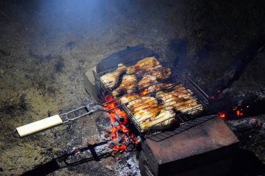 Sıcak Tavuk uyluk sahilde gece yanıyor.
