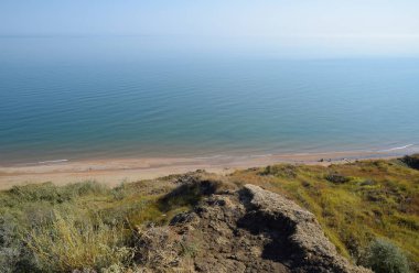 Tepelik coast Azak Denizi yakınında. Kil kayalar, bir uçurumun kıyısında.