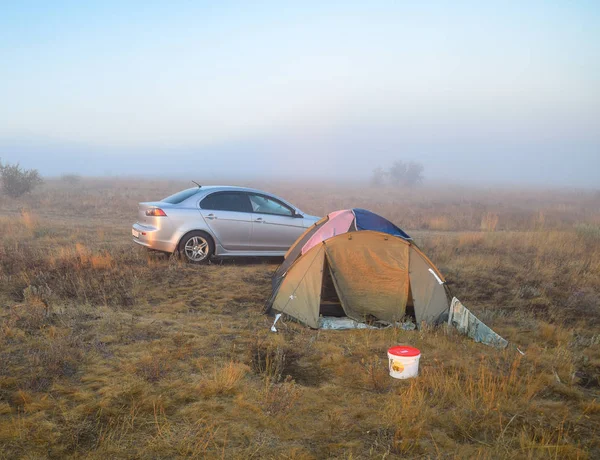 Машина Рядом Палаткой Туман Рассвете — стоковое фото