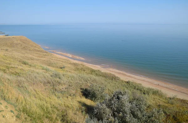 La costa collinare vicino al mare di Azov. Argilla rocce, una scogliera sulla riva — Foto Stock