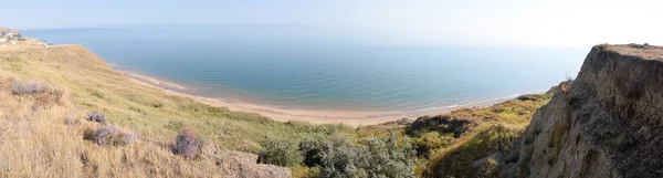 A costa montanhosa perto do Mar de Azov. Pedras de barro, um penhasco na costa — Fotografia de Stock