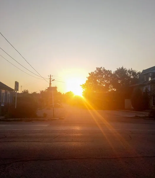 村子里街道上阳光的黎明 — 图库照片