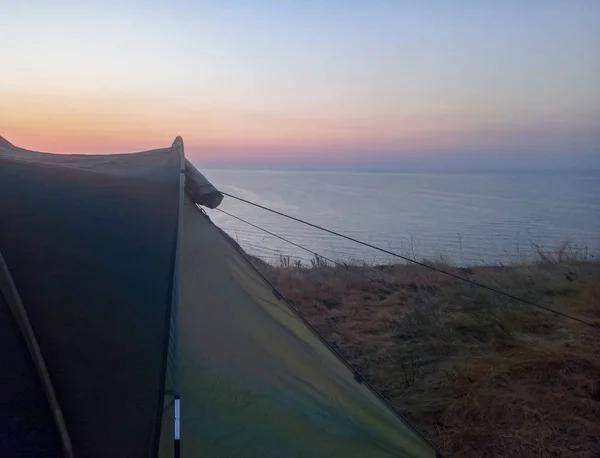 Matahari terbenam di atas laut, matahari terbenam di atas tenda. Terpal oleh laut — Stok Foto