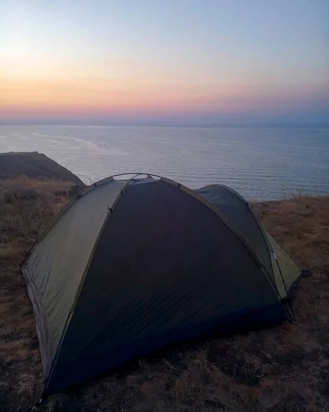 Закат над морем, закат над палаткой. Палатка у моря — стоковое фото
