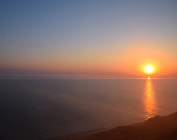 Amanecer sobre el mar. Mar de Azov. Amanecer . — Foto de Stock