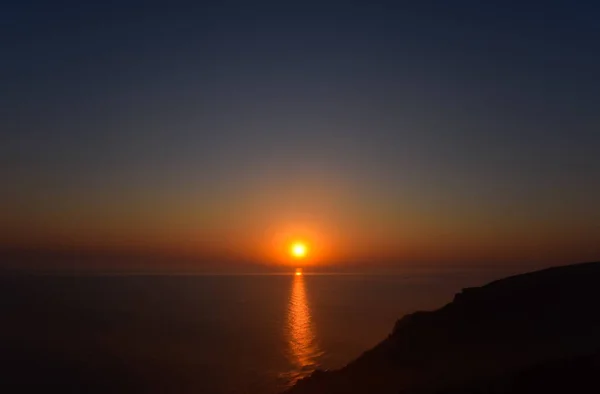 Amanecer sobre el mar. Mar de Azov. Amanecer . — Foto de Stock