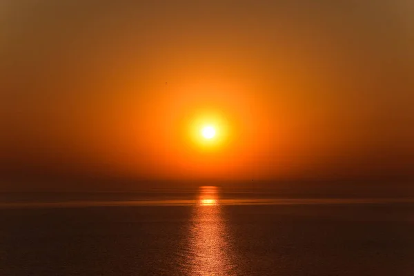 Amanecer sobre el mar. Mar de Azov. Amanecer . — Foto de Stock