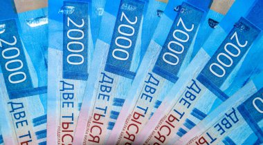 Rus parası banknotların nominal değeri iki bin. Rusya'nın bankanın yeni bilet. Rus parası.
