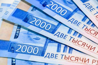 Rus parası banknotların nominal değeri iki bin. Rusya'nın bankanın yeni bilet. Rus parası.