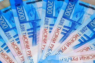 Rus parası banknotların nominal değeri iki bin. Rusya'nın bankanın yeni bilet. Rus parası.
