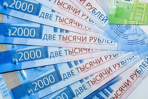 Российские новые номиналы 2000 и 200 рублей. Русские банкноты. Российские деньги - рубль — стоковое фото