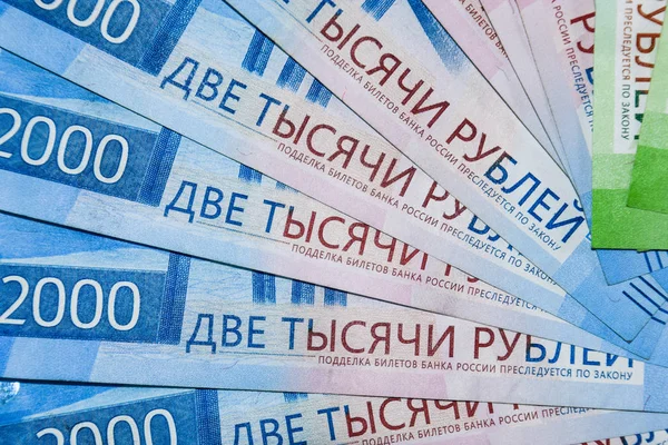 Nouvelles dénominations russes de 2000 et 200 roubles. Billets russes. L'argent russe est rouble — Photo