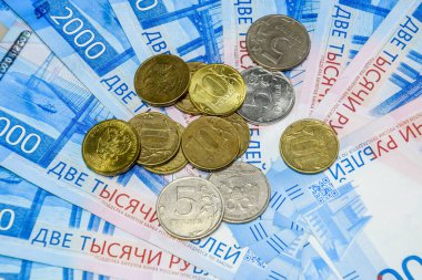 Rus banknot ve madeni paralar. Bir avuç bozukluk 2000 ve 200 ruble banknottan yeni Rus banknotlar üzerinde.