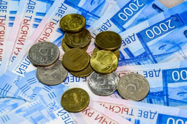 Rus banknot ve madeni paralar. Bir avuç bozukluk 2000 ve 200 ruble banknottan yeni Rus banknotlar üzerinde.