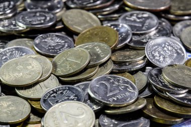 Rus banknot ve madeni paralar. Bir avuç bozukluk 2000 ve 200 ruble banknottan yeni Rus banknotlar üzerinde.