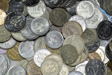 Rus banknot ve madeni paralar. Bir avuç bozukluk 2000 ve 200 ruble banknottan yeni Rus banknotlar üzerinde.