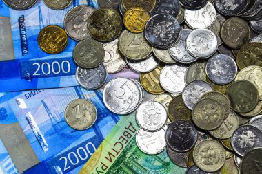 Rus banknot ve madeni paralar. Bir avuç bozukluk 2000 ve 200 ruble banknottan yeni Rus banknotlar üzerinde