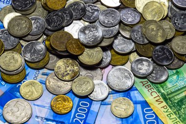 Rus banknot ve madeni paralar. Bir avuç bozukluk 2000 ve 200 ruble banknottan yeni Rus banknotlar üzerinde