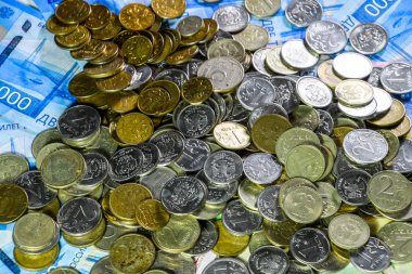 Rus banknot ve madeni paralar. Bir avuç bozukluk 2000 ve 200 ruble banknottan yeni Rus banknotlar üzerinde