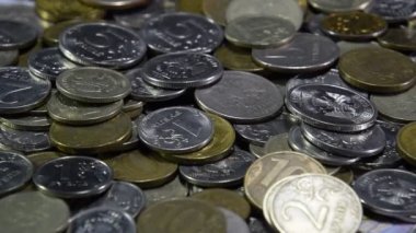 Bir sürü para ve sent ruble. Paralar ortak bir yığın içine atma. Rus ruble.