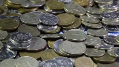 Bir sürü para ve sent ruble. Paralar ortak bir yığın içine atma. Rus ruble.