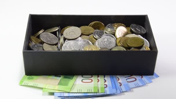 Münzen werden in eine Schachtel geworfen. Sparschwein russischen Geldes. Russischer Rubel. — Stockvideo