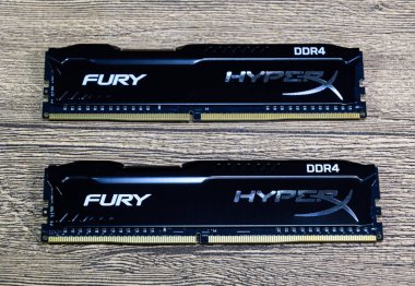 Krasnodar, Rusya - 07 Eylül 2018: Ram Kingston Fury ahşap bir masa üzerinde. RAM ile bir radyatör. Overclock Ram.