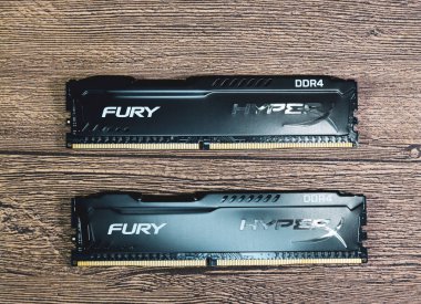 Krasnodar, Rusya - 07 Eylül 2018: Ram Kingston Fury ahşap bir masa üzerinde. RAM ile bir radyatör. Overclock Ram.