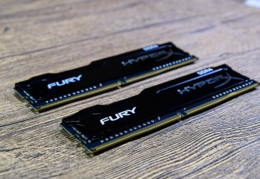 Krasnodar, Rusya - 07 Eylül 2018: Ram Kingston Fury ahşap bir masa üzerinde. RAM ile bir radyatör. Overclock Ram.