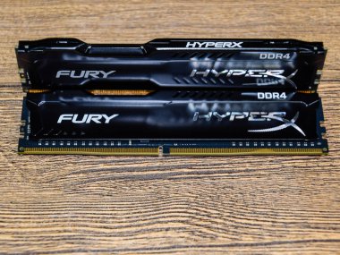 Krasnodar, Rusya - 07 Eylül 2018: Ram Kingston Fury ahşap bir masa üzerinde. RAM ile bir radyatör. Overclock Ram.