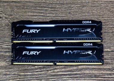 Ahşap bir masa üzerinde RAM Kingston Fury. RAM ile bir radyatör. Overclock Ram.