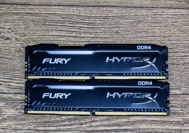 Ahşap bir masa üzerinde RAM Kingston Fury. RAM ile bir radyatör. Overclock Ram.