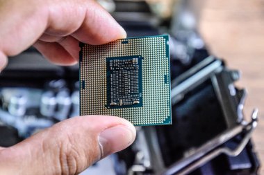 Elinde bir masaüstü bilgisayar işlemcidir. Cpu kişiler yüklemeden önce kontrol edin