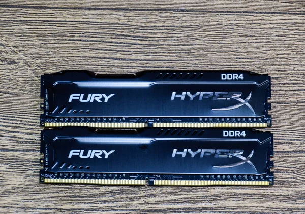 Pamięć RAM Kingston Fury na drewnianym stole. RAM z grzejnika. Overclocker Ram. — Zdjęcie stockowe