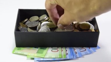 El ile bir madeni para kutusundan paraları al. Rus ruble