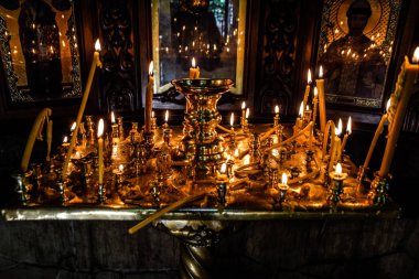 Simgeler Chapel yakınındaki bir stand mumlar yanan.