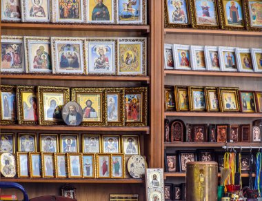 Gorny yerleşim, Rusya Federasyonu - 22 Ağustos 2018: bir kilise Salonu. Simgeler, mumlar ve diğer Hıristiyan öznitelikleri satışa sunulmuştur.