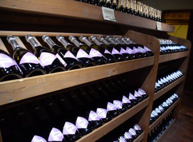 Şarap ve şampanya mağaza winery içinde rafları. Şaraphane counter.